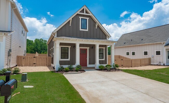 Building Photo - 1 Bedroom Cottage with Elevated Amenities!