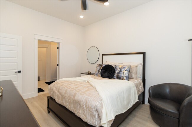 Building Photo - 4902 Higgins St