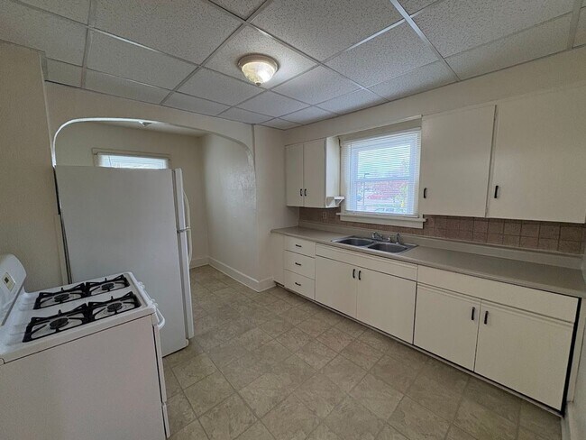 Building Photo - Three bedroom one bathroom home for rent