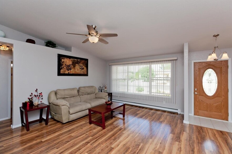 Building Photo - 541 Shanne St