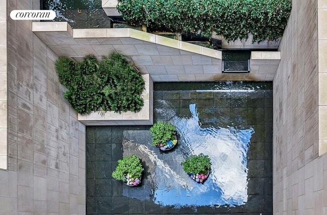 Building Photo - 33 W 56th St
