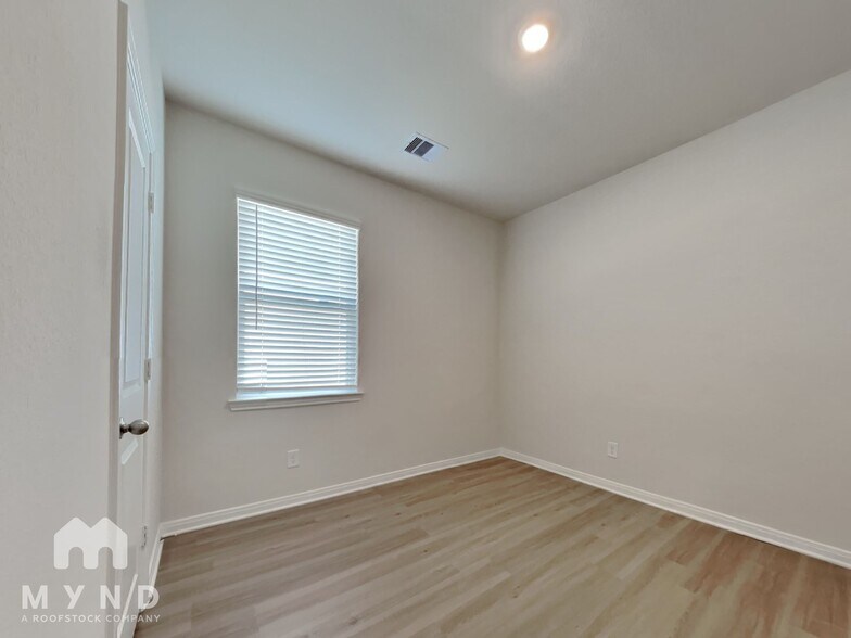 Building Photo - 15480 Maple Ter Dr