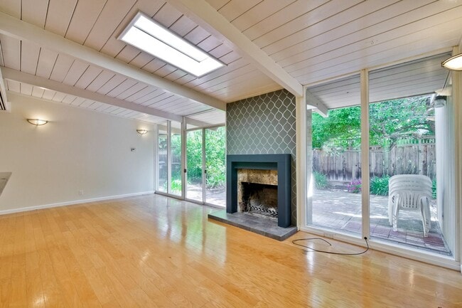 Building Photo - Mountain View Home l Spacious Open Layout Bright and Private Yard