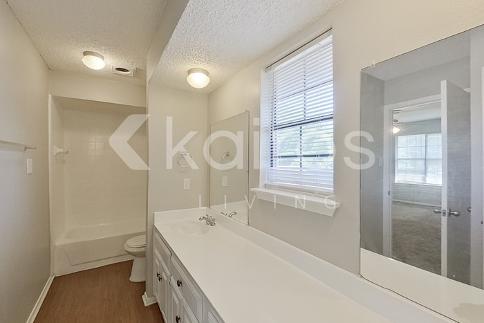 Building Photo - 834 Courtenay Pl