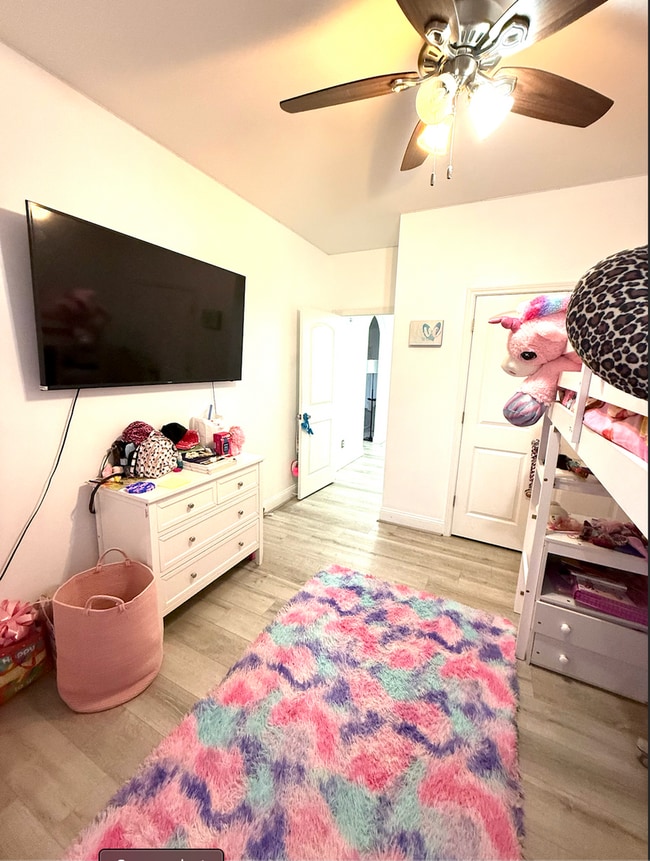 Building Photo - 4 bedroom 2.5 bath home