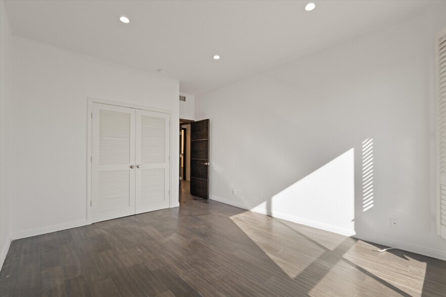 Building Photo - 2175 S Beverly Glen Blvd