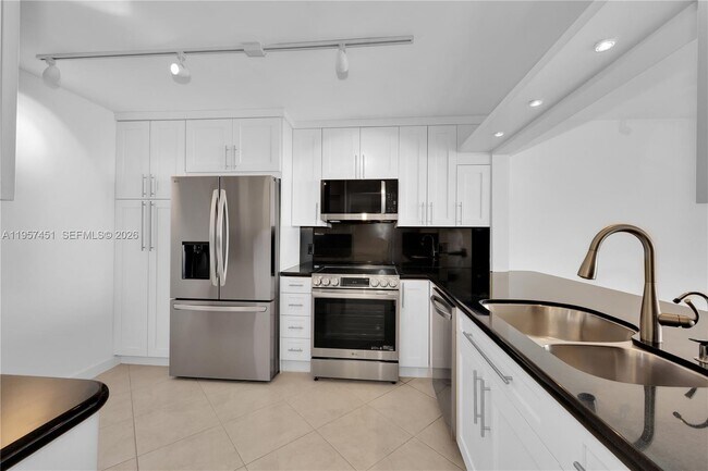 Building Photo - 2 Grove Isle Dr