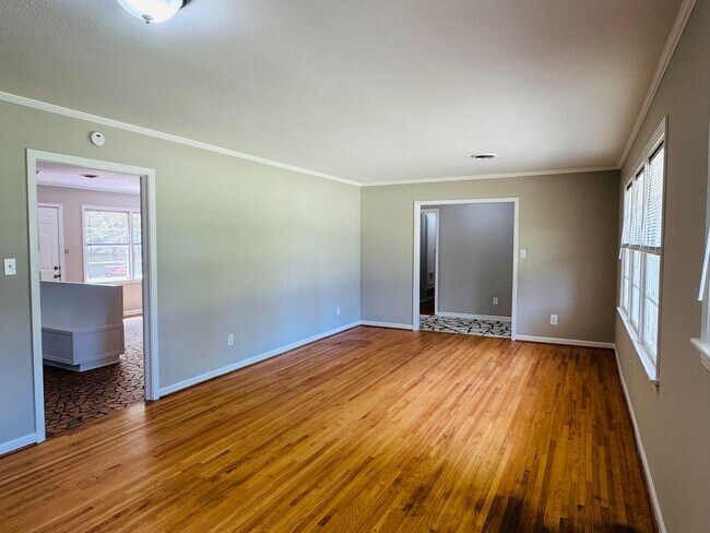 Building Photo - Freshly Renovated 4-Bedroom Retreat!