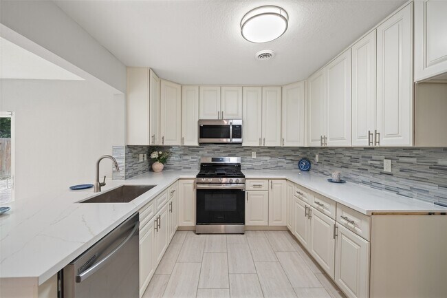 Building Photo - 5755 Belvedere Dr