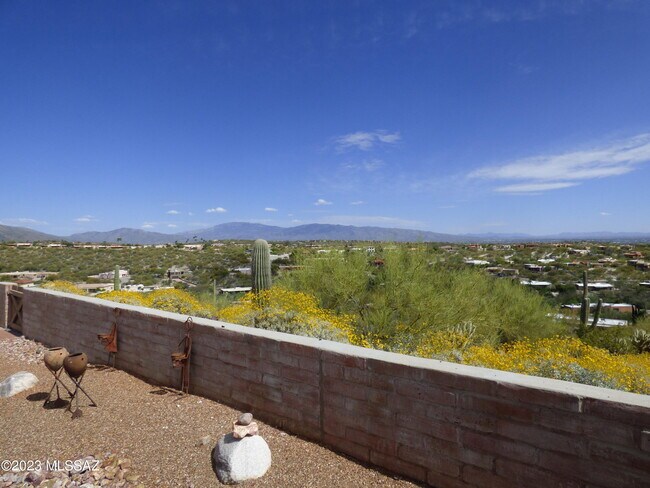 Building Photo - 5300 N Montezuma Trail