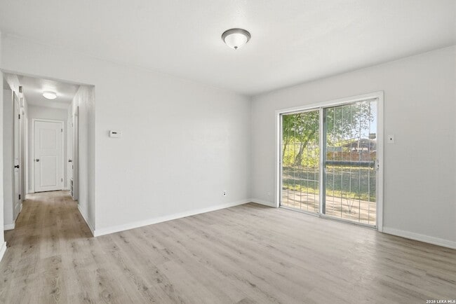 Building Photo - 4606 Hollyspring Dr