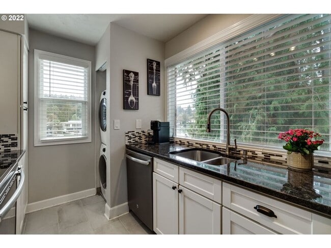 Building Photo - FABULOUS & SOPHISTICATED CONDO IN LO