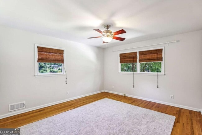 Building Photo - 190 Thompson Pl