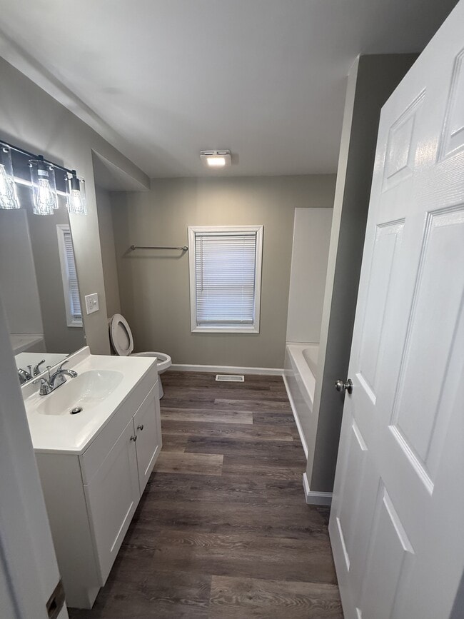 Building Photo - 805 Lake St