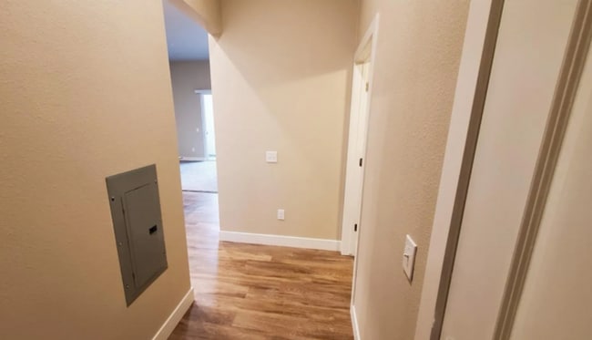 Building Photo - Large 2 Bedroom Condo with Patio!