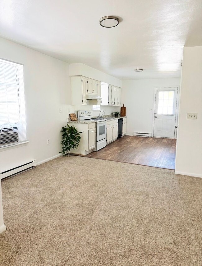 Building Photo - Updated 2nd Floor Duplex, blocks from beach