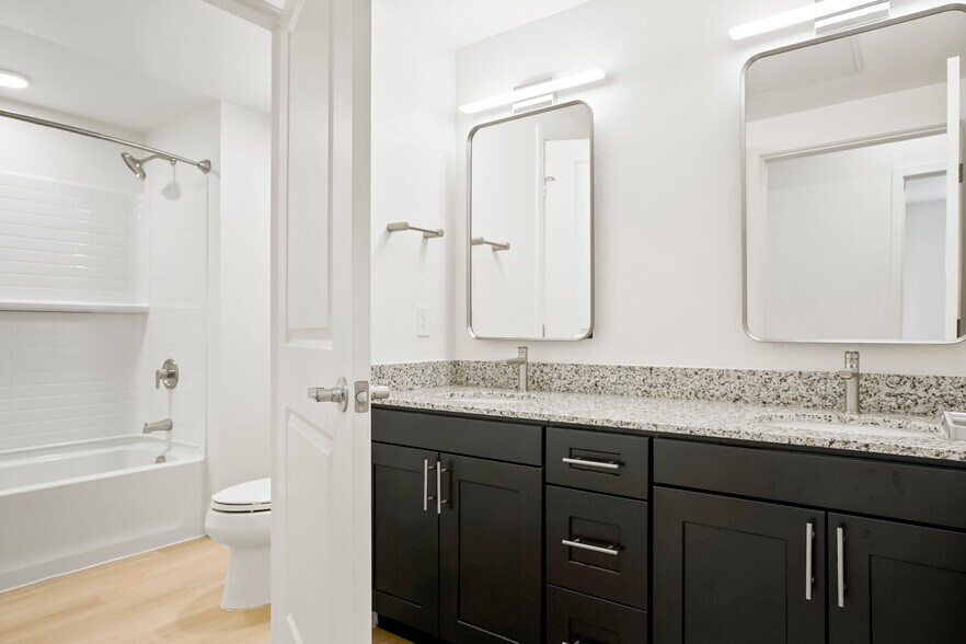 Building Photo - 2950 Hawthorn Ave