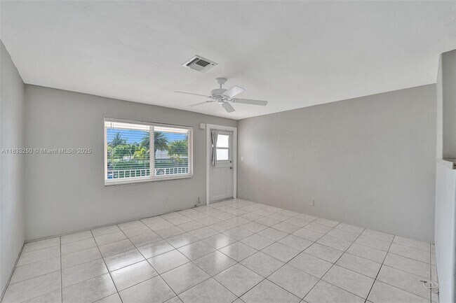 Building Photo - 2909 Middle River Dr