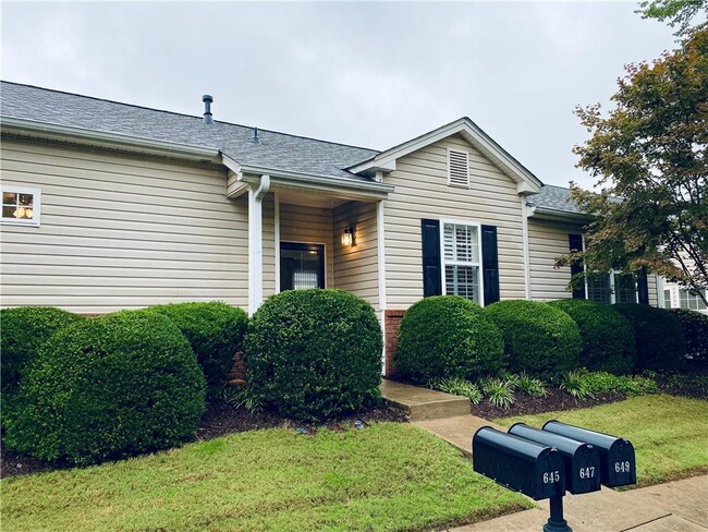 Primary Photo - 645 W Oaks Dr