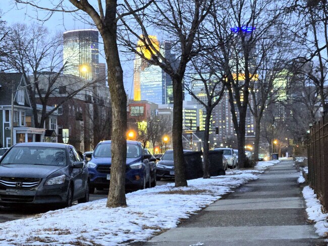 Building Photo - 1916 N Oliver Ave
