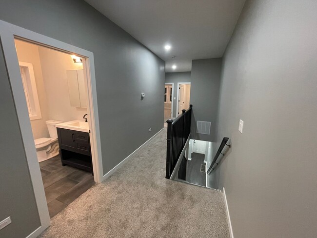 Building Photo - ?? Spacious 3BR + Den | 3-Level Home with ...