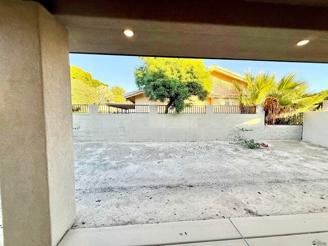 Building Photo - 1330 W Ridgeview Dr