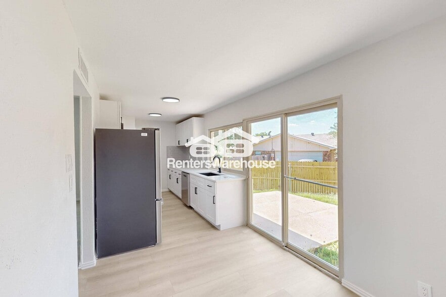 Building Photo - 6407 Green Oaks Dr