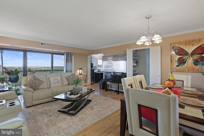 Building Photo - 307 Yoakum Pkwy