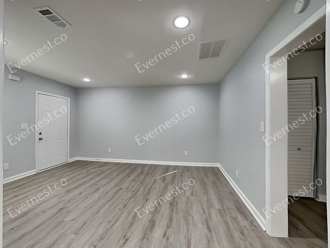 Building Photo - Charming 2BR Duplex with Modern Comfort an...