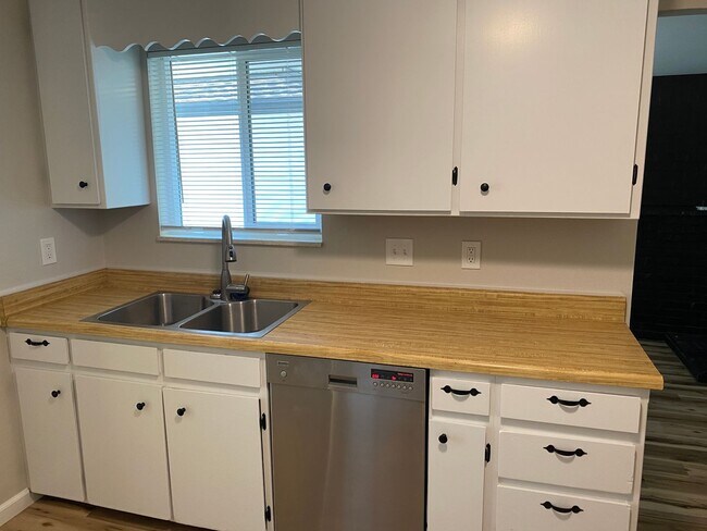 Building Photo - Spacious Single-Story Living with Modern Comforts and Outdoor Appeal