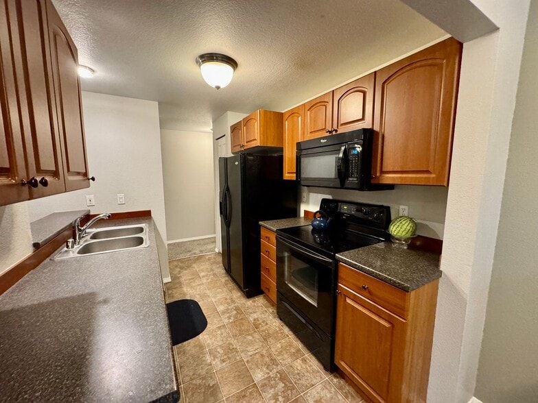 Building Photo - TWO FREE WEEKS - Country Club Condo!