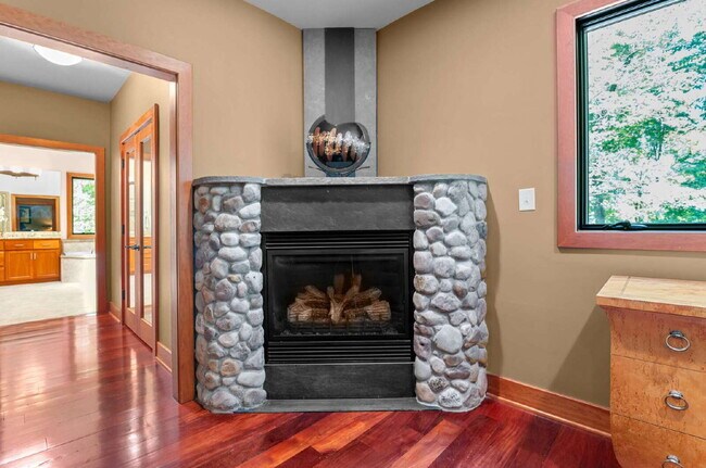 Building Photo - Luxurious 5-Bed Sanctuary with Scenic View...