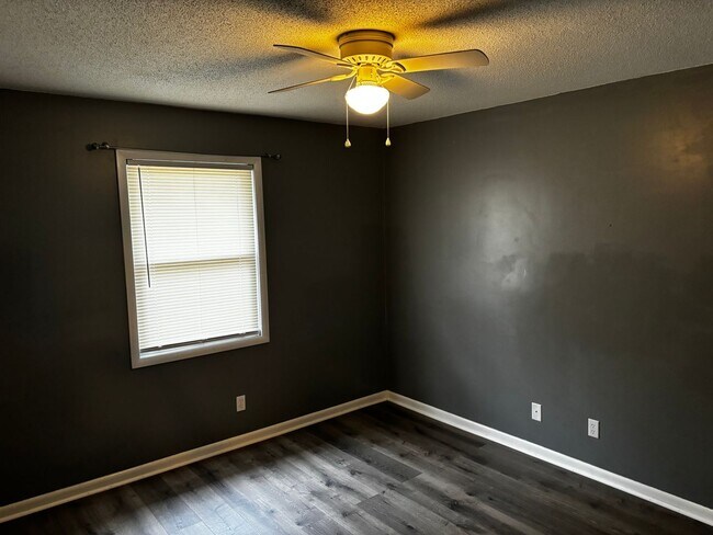 Building Photo - 1042 Live Oak Dr