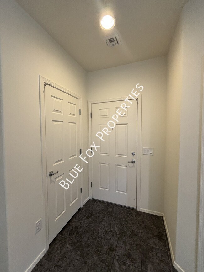 Building Photo - 4170 N Thurston Ln