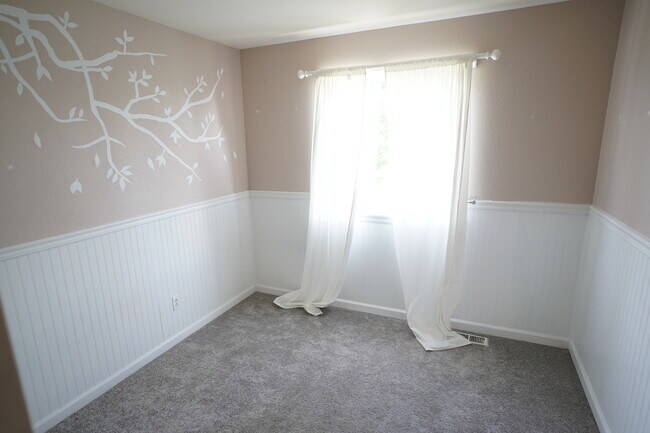 Building Photo - 381 Tynan Dr