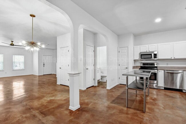 Building Photo - 207 Starr St