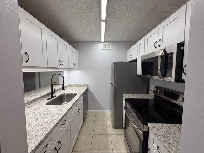 Building Photo - 4BR/4BA Condo off SW 34th Street - available NOW!