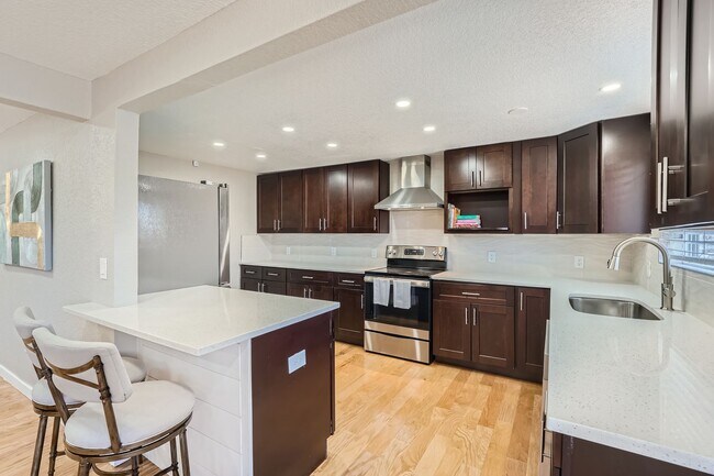 Building Photo - Modern Elegance in West Arvada - Your Drea...