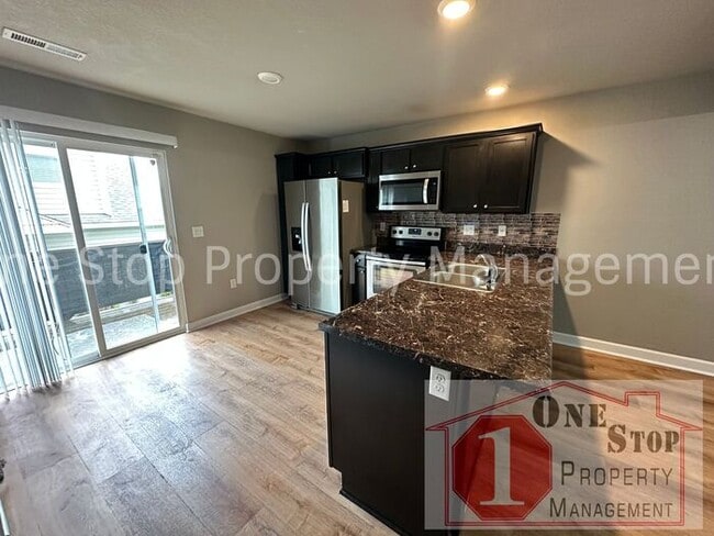 Building Photo - Gorgeous 3-Bed, 2.5-Bath Townhome in Raymore!