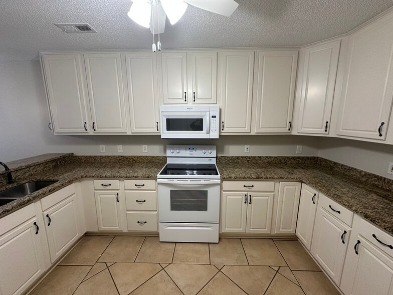 Building Photo - 722 Hobbs Rd SE