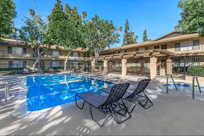 Building Photo - Unit 40 - Spacious 2nd Floor 1 Bed 1 Bath Apartment Home in Anaheim