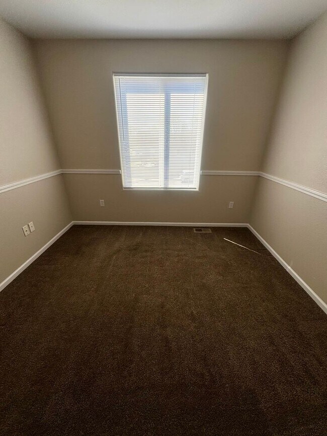 Building Photo - 3 Bedroom Home Close to Military Installations