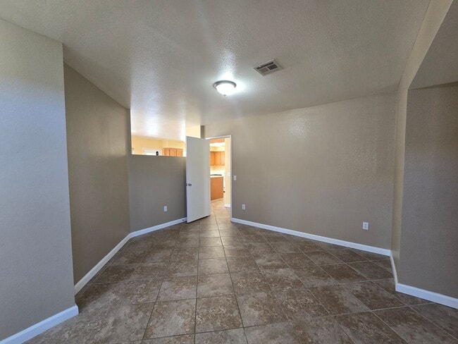 Building Photo - 1602 W Ave H4