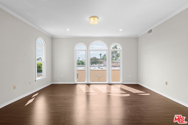 Building Photo - 224 S Palm Dr
