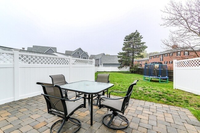 Building Photo - 109 Farwell St