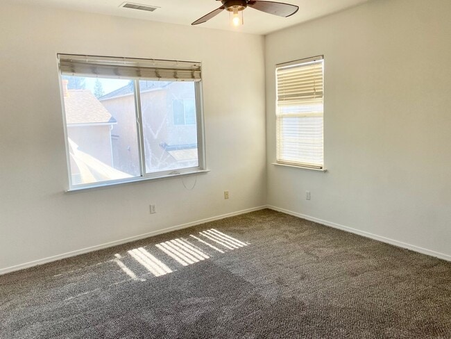 Building Photo - Spacious 4/2.5 off Fig Garden Loop