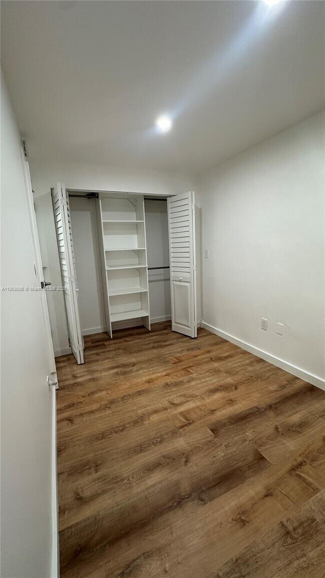 Building Photo - 685 W 35th St