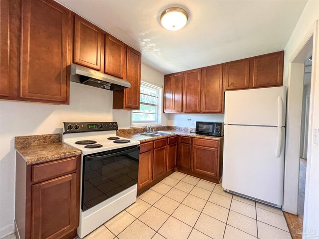 Building Photo - 3631 Forest Glen Dr