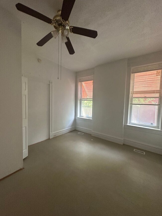 Building Photo - Amazing 2 Bedroom 1 Bathroom Home