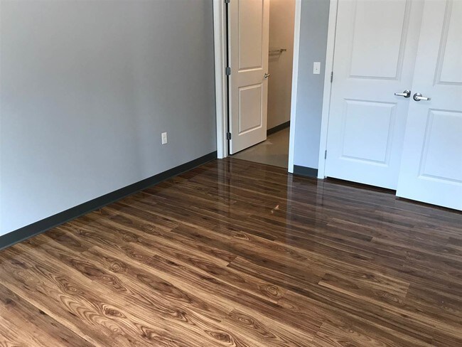 Building Photo - 10 E Ridge Dr